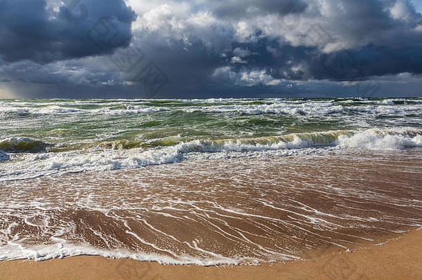视图海滩重黑暗雨<strong>云</strong>狂风暴雨的绿色海