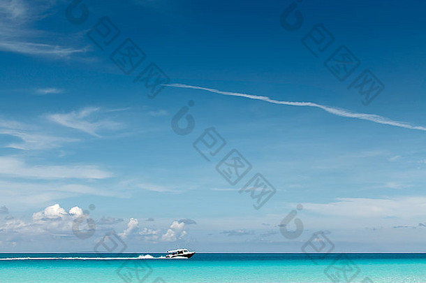 不错的白色快艇地平线深蓝色的白色云天空菲律宾博拉伊岛