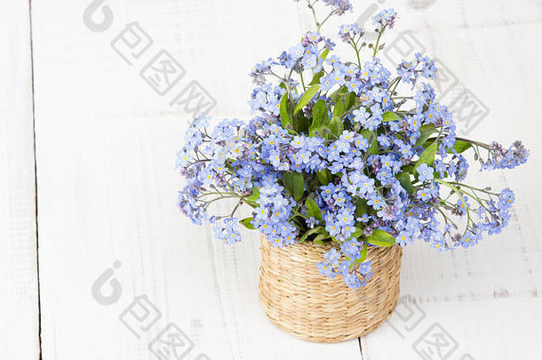 蓝色的花花束白色木背景