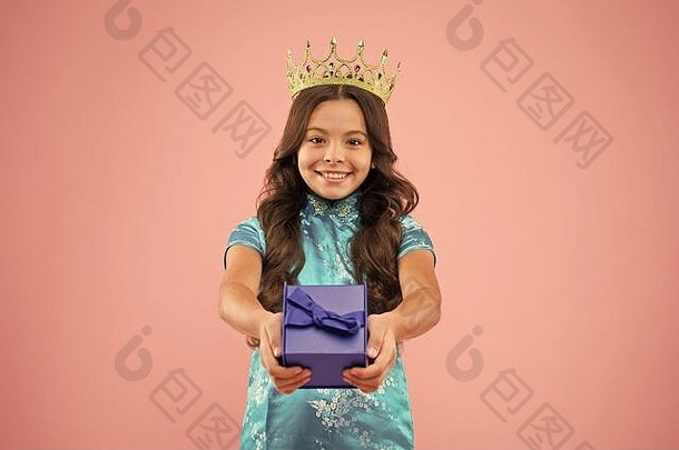 更高的标准和服孩子持有现在盒子动机奖励快乐中国人孩子皇冠肖像骄傲孩子国家服装日本小亚洲女孩长卷曲的头发小姐日本女王