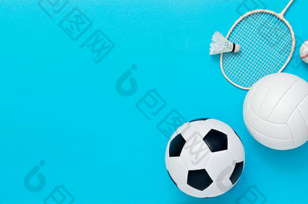 各种各样的体育设备包括篮球<strong>足球</strong>球排球棒球羽毛球球拍光蓝色的背景