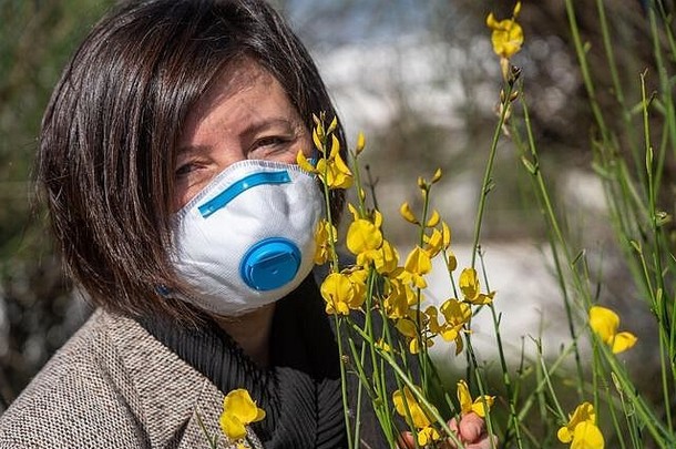 女人面具脸保护春天过敏冠状病毒