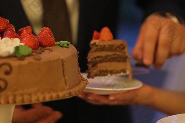 手新娘新郎减少片婚礼蛋糕减少婚礼蛋糕人减少把蛋糕板白色巧克力蛋糕刀婚礼庆祝活动