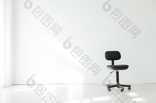 黑色的办公室椅子空白色办公室