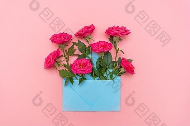 柔和的蓝色的信封完整的粉红色的玫瑰花粉红色的背景平躺婚礼邀请卡片爱信情人节一天假期