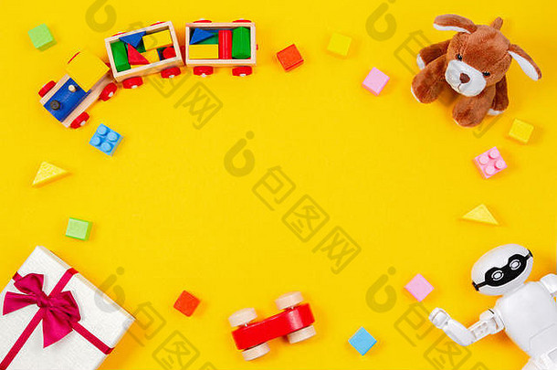 孩子们婴儿玩具背景泰迪熊玩具火车现在礼物盒子玩具黄色的背景