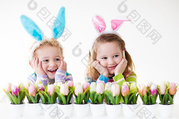 快乐孩子们庆祝复活节首页男孩女孩穿兔子耳朵享受蛋亨特孩子们玩颜色鸡蛋