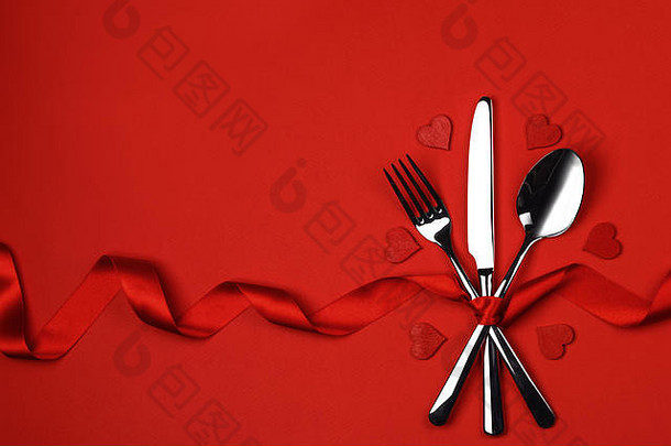 餐具集系丝绸丝带心红色的背景情人节一天晚餐概念