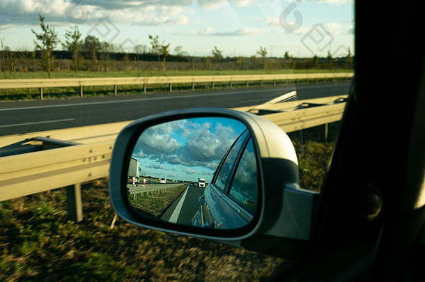 视图高速公路后视镜子背景日落