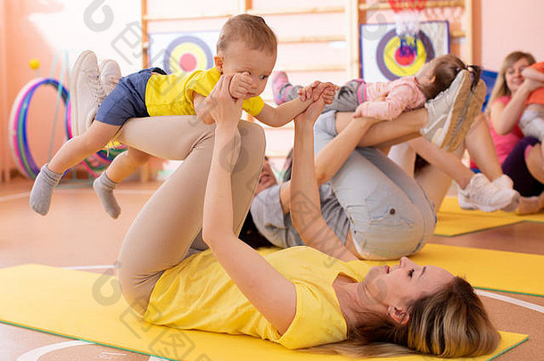 母亲健身练习孩子们托儿所健身房