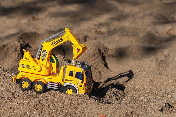 玩具挖掘机沙子孩子们的玩具