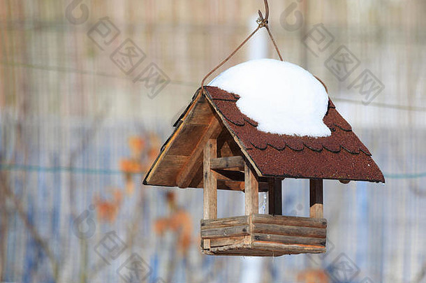 自制的木禽舍鸟给料机安装冬天花园