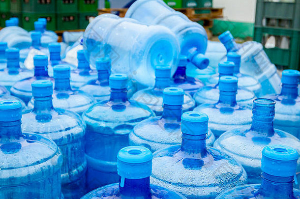 大空塑料水瓶冷却器堆放户外仓库