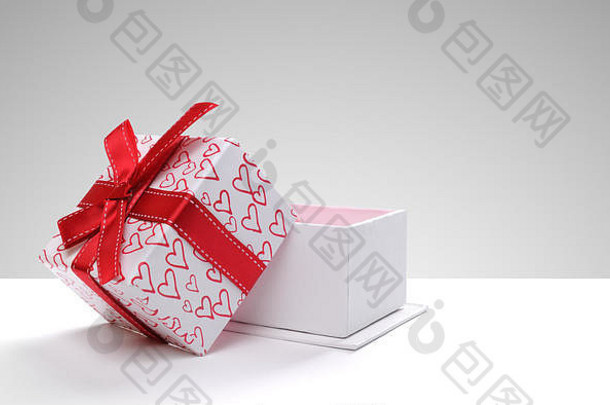 装饰开放礼物盒子红色的丝带心印刷白色表格前面视图灰色背景水平作文