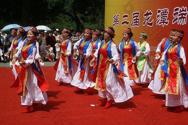 蒙古跳舞剧团执行龙潭公园受欢迎的撤退北京居民周末