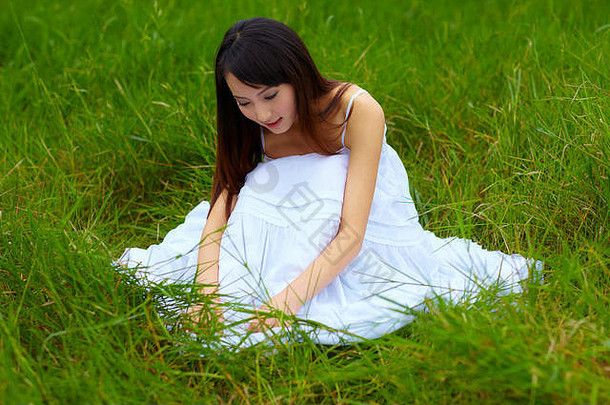 有吸引力的年轻的亚洲女人白色衣服新鲜的户外草地