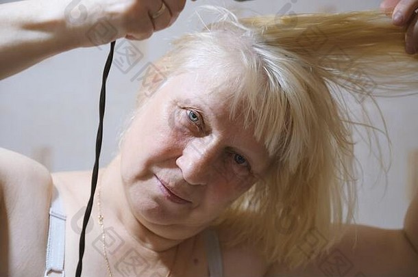 岁的女人干头发吹风机首页