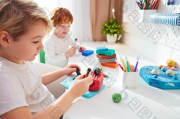 可爱的孩子们创建手工艺品造型橡皮泥孩子们房间