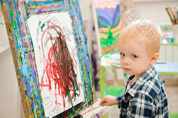 孩子吸引了图片油漆艺术教训