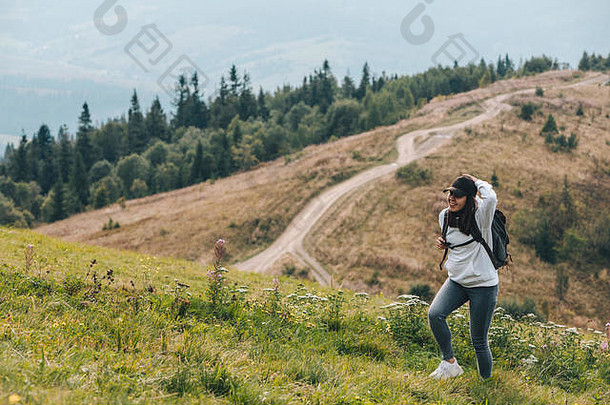 女人背包徒步旅行山