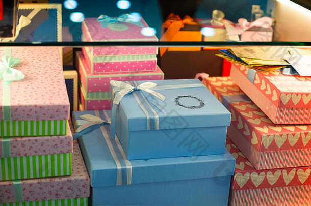 色彩斑斓的礼物盒子显示商店