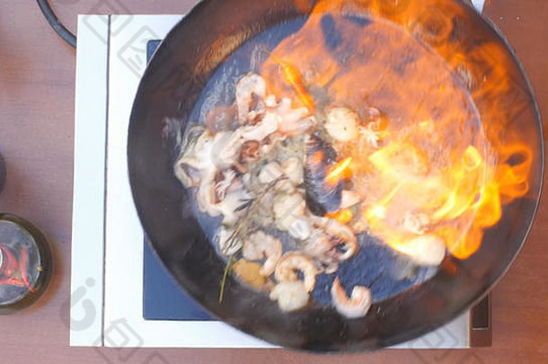 烹饪<strong>海鲜锅</strong>火焰