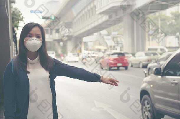 女人穿保护面具城市街曼谷泰国