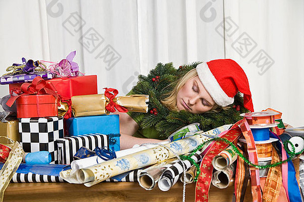 女人穿着圣诞老人老人服装睡觉礼物包装材料