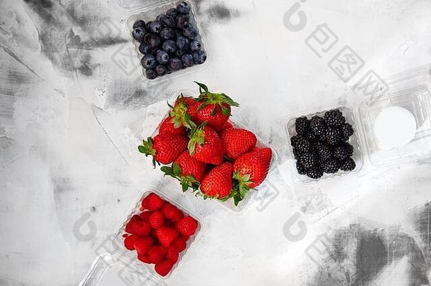 草莓蓝莓树莓黑莓谎言塑料容器白色背景