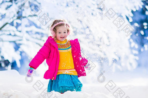 有趣的蹒跚学步的女孩色彩斑斓的针织他温暖的外套玩雪孩子们玩在户外冬天
