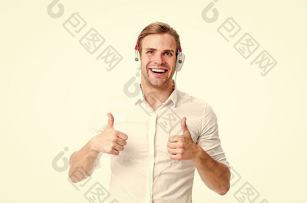 首歌男人。听最喜欢的首歌耳机显示拇指男人。快乐脸享受听音乐广播孤立的白色背景的家伙耳机听歌曲广播图表