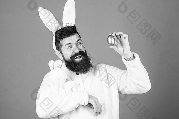 复活节兔子白色兔子象征复活节的家伙玩具复活节蛋紫罗兰色的背景享受温柔春天假期复活节父男人。英俊的脸穿白色兔子<strong>耳朵</strong>