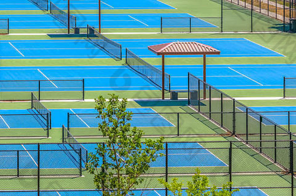 视图一边一边网球法院阳光明媚的一天