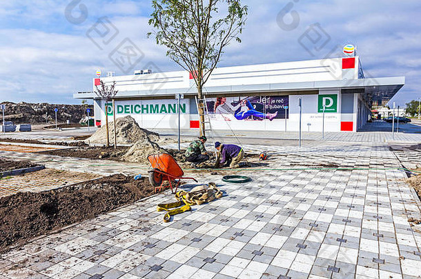 zrenjanin伏伊伏丁那塞尔维亚10月花园工人种植树购物购物中心特拉维夫公园