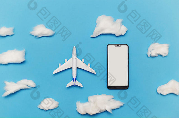 玩具飞机智能手机空白屏幕蓝色的背景