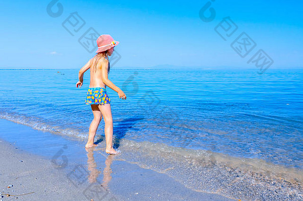年轻的女人不安分的孩子可爱的夏天他跳舞溅浅水桑迪海滩海海岸