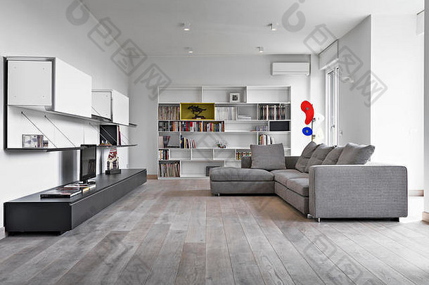 内饰照片现代生活房间灰色的织物沙发木地板上
