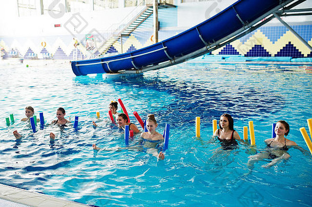 健身集团女孩aerobical锻炼游泳池阿卡公园体育运动休闲活动