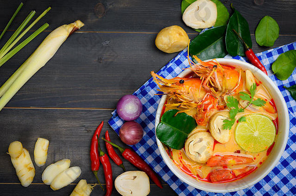 汤姆百胜汤河虾辣的酸汤汤姆百胜龚木表格蓝色的桌布蔬菜前视图泰国当地的食物