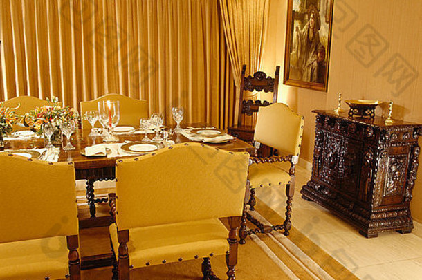 软垫黄色的椅子表格集晚餐年代餐厅房间雕刻木餐具柜黄色的丝绸窗帘