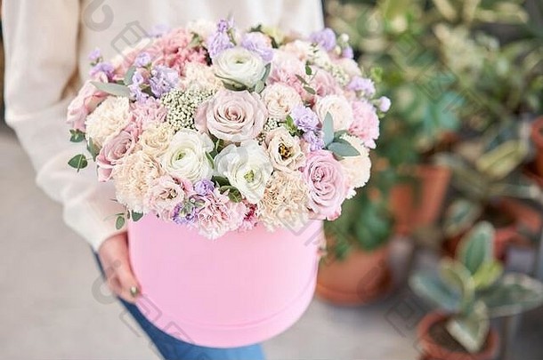 欧洲花商<strong>店</strong>花群轮盒子花束美丽的混合花女人手优秀的花园花安排