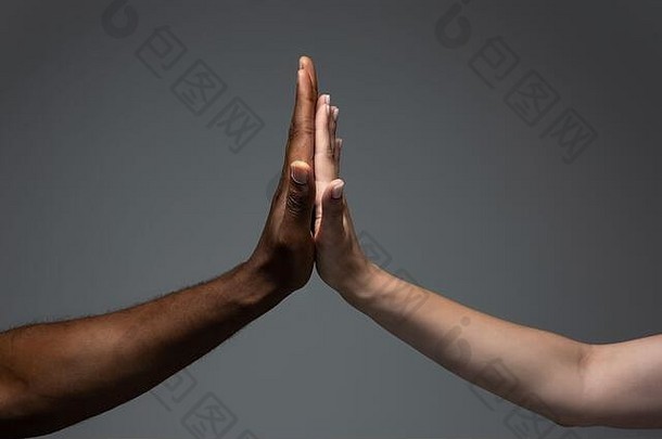 鼓掌团队合作种族宽容尊重社会团结非洲高加索人手手势灰色的工作室背景人类权利友谊和国际团结概念跨种族团结