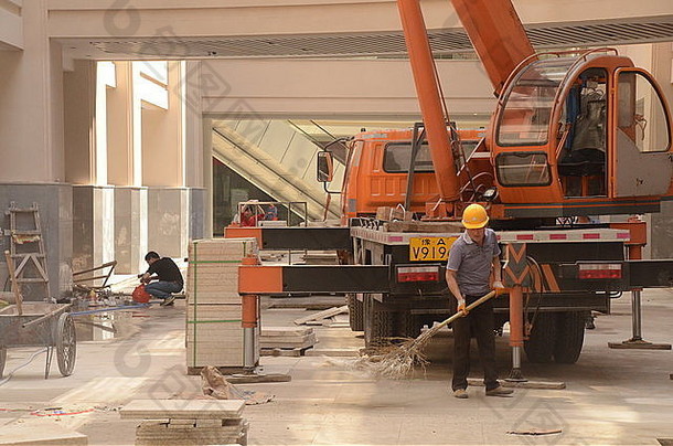 建设工人中国南中国购物中心东莞中国世界最大的购物购物中心以前的臭名昭著的鬼购物中心