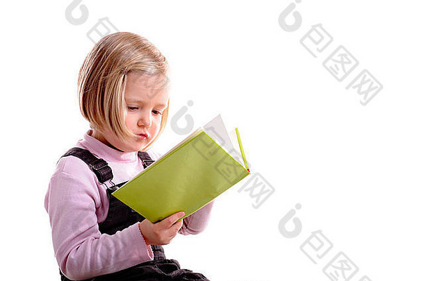 金发碧眼的女孩阅读书孤立的白色背景