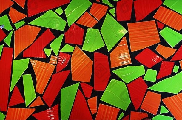 色彩鲜艳的马赛克绿色红色的橙色瓷砖黑色的概述了