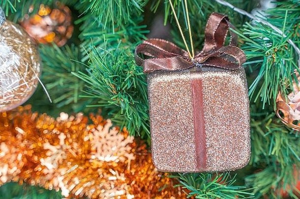 美丽的圣诞节礼物盒子挂装饰圣诞节树