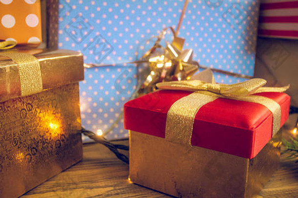 特写镜头健美的照片很多圣诞节礼物色彩斑斓的闪亮的包装纸盒子