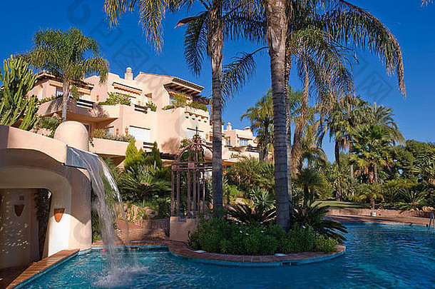 棕榈树游<strong>泳池</strong>小水坠落花园苍白的粉红色的公寓建筑南部西班牙