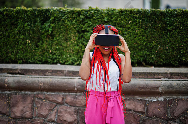 时尚非洲美国业务女人粉红色的裤子红色的怕见虚拟现实眼镜户外
