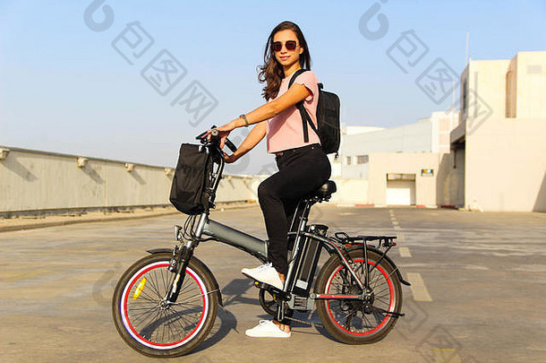 年轻的女人电自行车